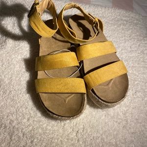 Woman’s size 10 wide width sandals